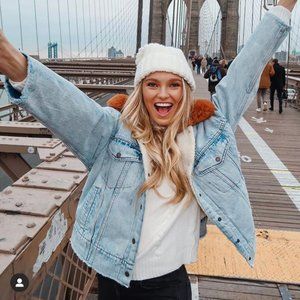 Levis Oversized Sherpa Trucker Jacket Light Wash